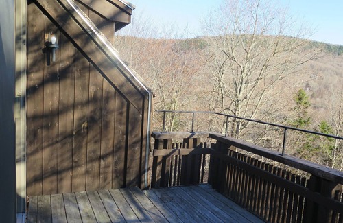 Plymouth House | Beautiful Mountain Getaway for Skiing