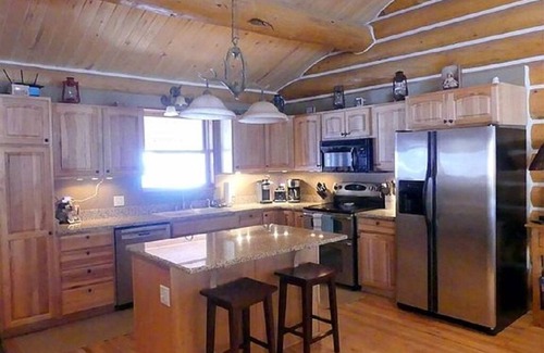 Cimarron Cabin | BEAUTIFUL MOUNTAIN LOG CABINnPETS ALLOWED