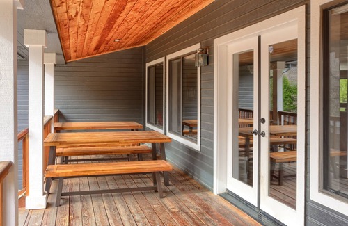 North Fork House | Beautiful Mountain Manor near Yosemite National Park! Spa, Tesla charger & more.