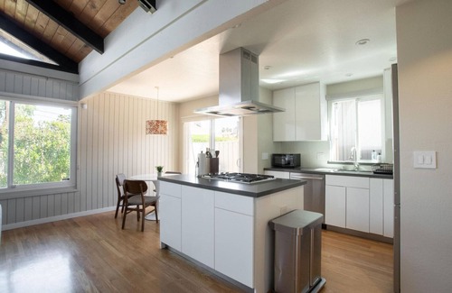 Mountain View House | Beautiful Mountain View 2BR w/A/C, nr Dining & Tech Hubs, by Blueground