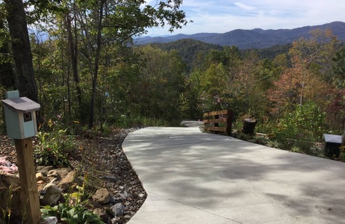 Swannanoa House | Beautiful Mountain Views with 2 Master Suites on 5 Acres
