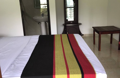 Kandy Bed & Breakfast | Beautiful Mountain View ,surrounded inTea state close to Kandy city !