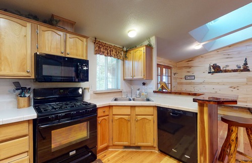 South Fork Cabin | Beautiful mountainside home & bunkhouse w/barn, two full kitchens, & free WiFi