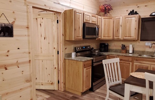 Bryson City Cabin | Beautiful Mtn Getaway. Quiet 2 bedroom, 2 bath, Hot tub & grill! 5 min to town!