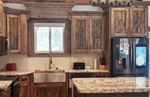Ashton Cabin | Beautiful New Cabin Near Yellowstone, Grand Teton, and Targhee National Parksn