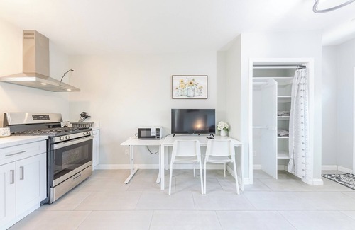 Mayflower Village House | Beautiful New Studio In Arcadia With Kitchen-C