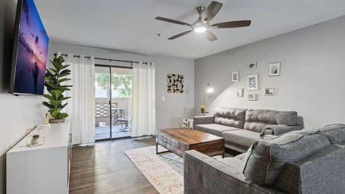 Camelback East House | Beautiful newly remodeled 2-Bdrm Biltmore Condo