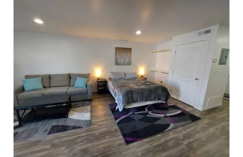 Logan Apartment | Beautiful Newly Renovated Studio Sleeps 2 LC2