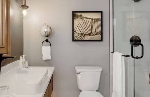Goat Island Hotel | Beautiful Newport Lodging Perfect for Couple Retreat with Onsite Pool