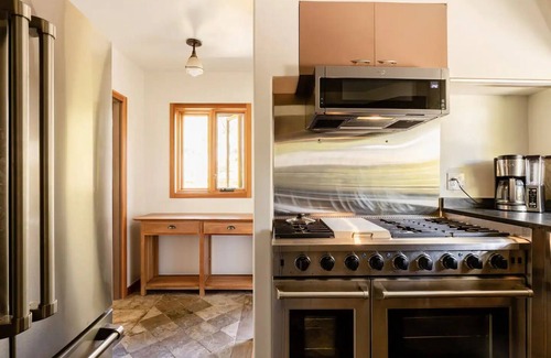 Seattle Metro Area House | Beautiful Oasis on Lake Washington and Seward Park! Pool and Hottub ⭐️