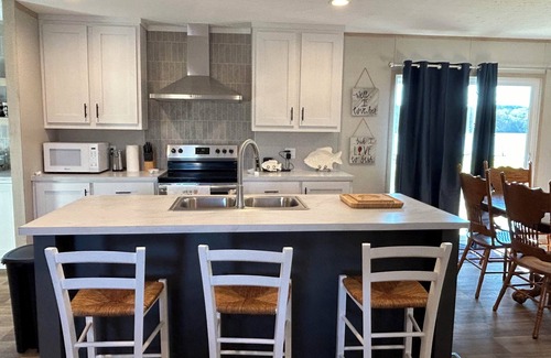 Negreet House | Beautiful Oasis only steps away from the lake