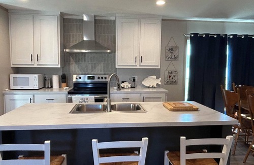 Negreet House | Beautiful Oasis only steps away from the lake