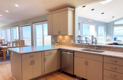 Waldport House | Beautiful Ocean Front Home! Sweeping Ocean Views!