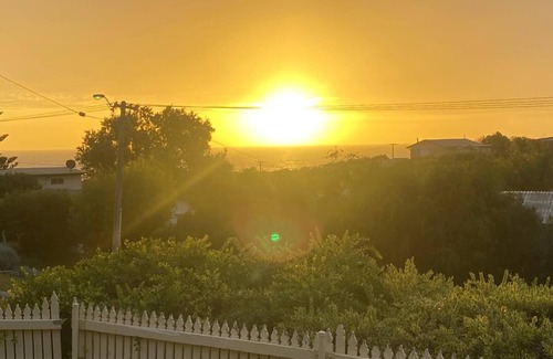 Guilderton House | Beautiful Ocean Views , Internet & Wood Fire 🔥