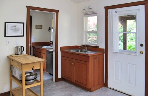 Denman Island Cottage | Beautiful Oceanfront ‘Cottage’ - Breathtaking Views,Beach,Pet Friendly,Fireplace