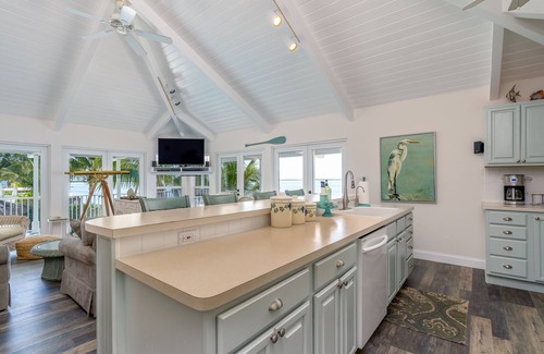 Breezeswept Beach Estates House | Beautiful Oceanfront Home on Ramrod Key - Three Lots, Dock & Poolside Tiki Bar