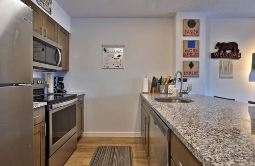 Ludlow Condo | Beautiful Okemo Mountain Lodge Condo at Clocktower Base - Ski In/Ski Out