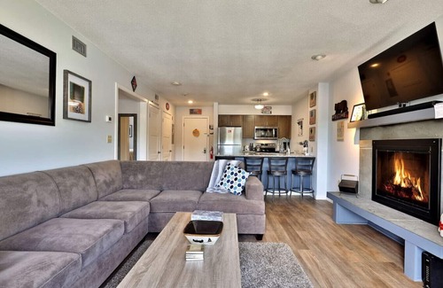 Ludlow Condo | Beautiful Okemo Mountain Lodge Condo at Clocktower Base - Ski In/Ski Out