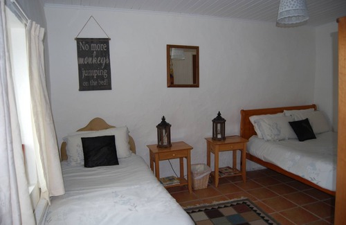 Inishnee Apartment | Beautiful old style cottage with sea views