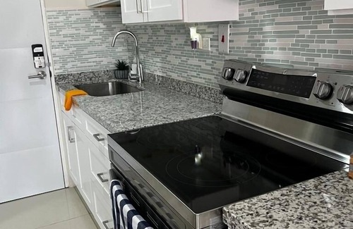 Portmore Apartment | Beautiful One bedroom apartment with beach and swimming pool