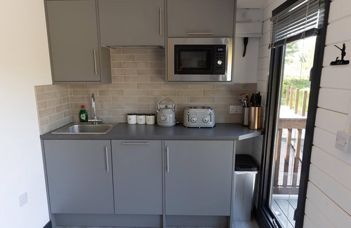 Gumley Cabin | Beautiful Open Plan Lakeside Lodge in Shearsby