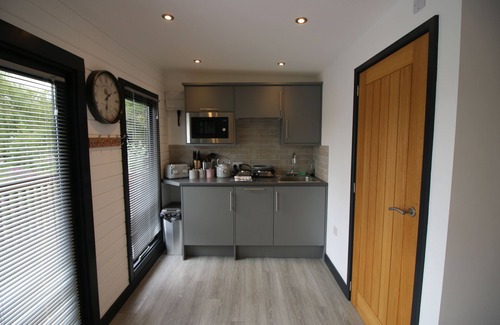 Gumley Cabin | Beautiful Open Plan Lakeside Lodge in Shearsby