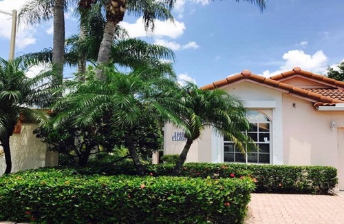 Pembroke Pines House | Beautiful Pembroke Pines Private Gated Golf Course 3/2 with garage & Utilities.