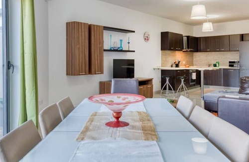 Luqa Apartment | Beautiful PENT with terrace & spectacular views