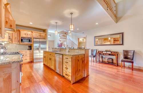 Government Camp Condo | Beautiful penthouse condo w/shared pool & hot tub - amazing views & free WiFi