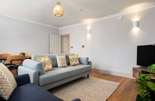 Henley-on-Thames Apartment | Beautiful period Henley 2 bed apt with gated parking for 1 car