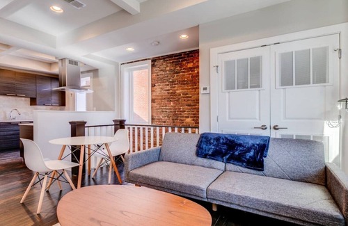 Southeast Apartment | Beautiful Perfectly Located 2BR Condo For Two International Students or Interns.