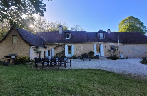 Coulaures House | BEAUTIFUL PERIGOURDIN HOUSE 12 people 6 bedrooms PRIVATE SWIMMING POOL AT THE END OF A FOREST