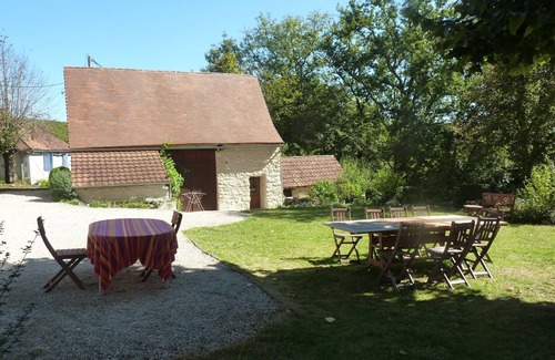 Coulaures House | BEAUTIFUL PERIGOURDIN HOUSE 12 people 6 bedrooms PRIVATE SWIMMING POOL AT THE END OF A FOREST