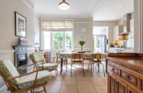 Northfield House | Beautiful period house in Ealing minutes from Northfields tube