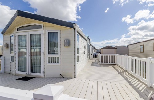 Lowestoft House | Beautiful, pet friendly caravan by the beach in Suffolk ref 40126ND