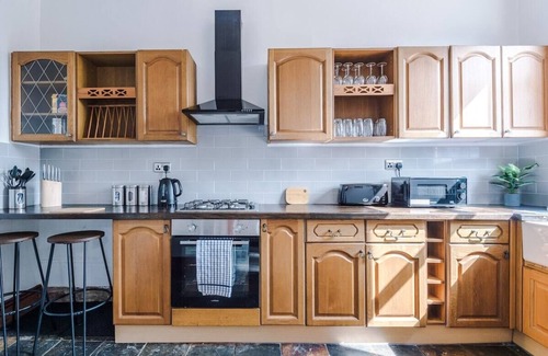 Pontefract House | Beautiful Pontefract House Sleeps 12 w/Parking and WiFi by PureStay