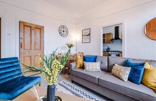 Pontefract House | Beautiful Pontefract House Sleeps 12 w/Parking and WiFi by PureStay