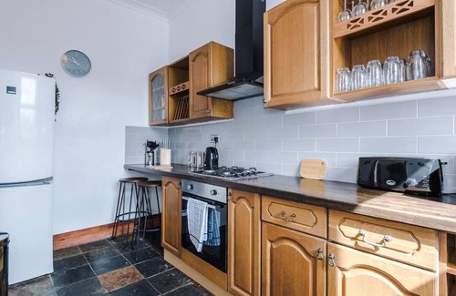 Pontefract House | Beautiful Pontefract House Sleeps 12 w/Parking and WiFi by PureStay