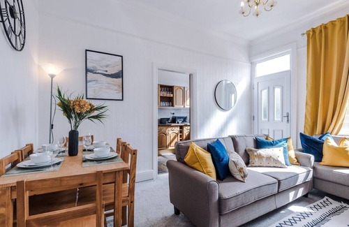 Pontefract House | Beautiful Pontefract House Sleeps 12 w/Parking and WiFi by PureStay