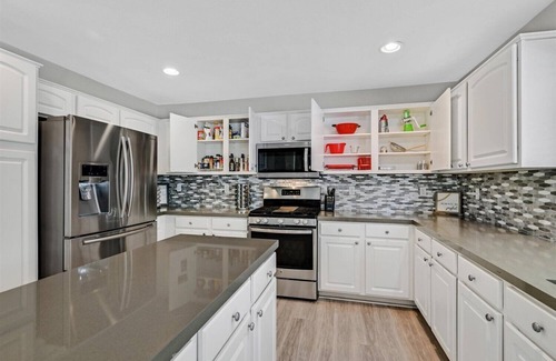 Henderson House | Beautiful Pool Home - TV's Galore and Billards