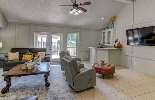 Friendswood House | Beautiful Pool! Relaxing Spacious Home