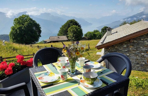 Peglio House | Beautiful private villa for 6 guests with WIFI, TV, patio, pets allowed and parking