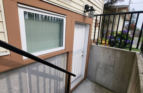 Port Coquitlam House | Beautiful private entrance room in heart of Port Coquitlam!