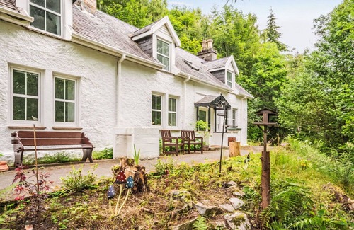 Invermoriston House | Beautiful private villa for 4 guests with WIFI, TV, patio and parking