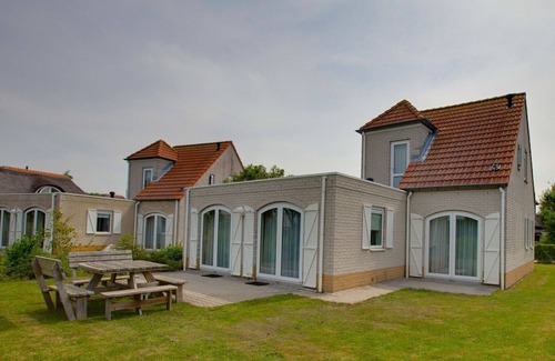 Municipality of Hellevoetsluis House | Beautiful private villa for 4 guests with pool, WIFI, TV, terrace and parking