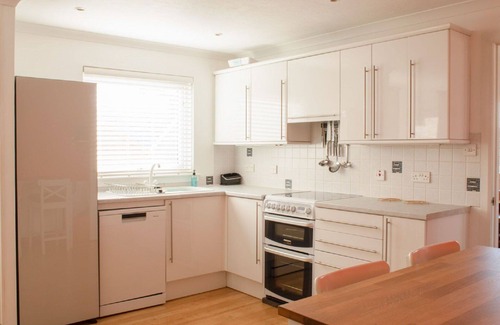 Eyre Villa | Beautiful private villa for 7 people with WIFI, TV, patio, pets allowed, panoramic view and park.