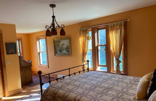 Marshfield House | Beautiful Private home on 75 acres 5 min from rt 2
