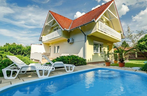 Balatonszarszo House | Beautiful private villa with WIFI, A/C, private pool, TV, terrace, pets allowed and parking
