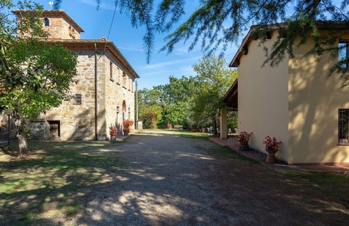 Montevarchi Villa | Beautiful private villa with private pool, WIFI, TV, balcony, pets allowed, panoramic view, parking