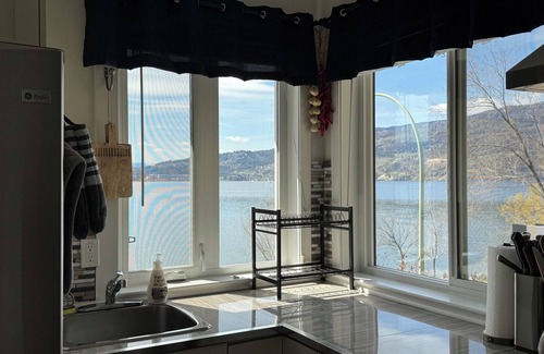 Central Okanagan House | Beautiful & Private Lakeside Space/Downtown/King Bed/2 Patios/BBQ &Dog-Friendly!